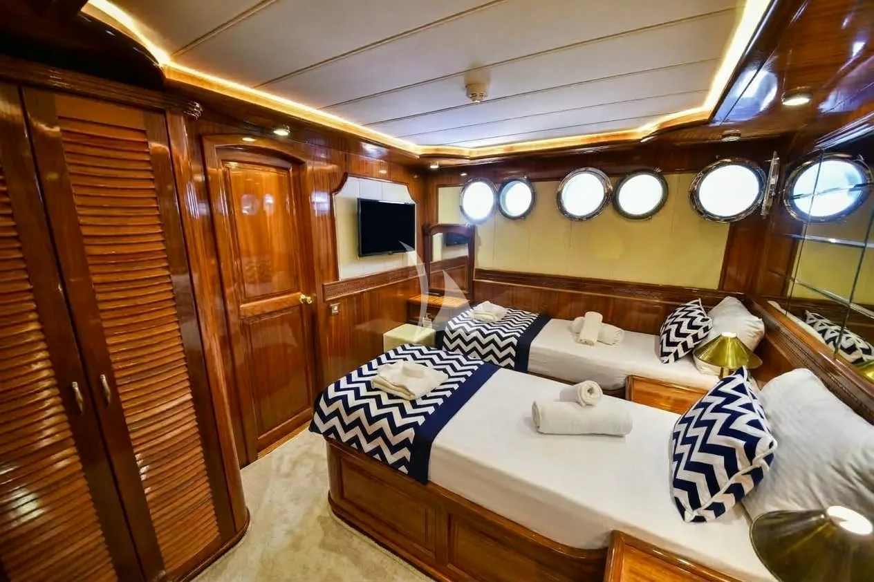 QUEEN ATLANTIS Charter Yacht