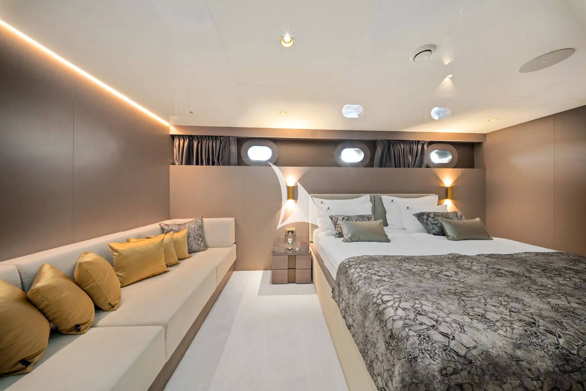 NOCTURNO Charter Yacht
