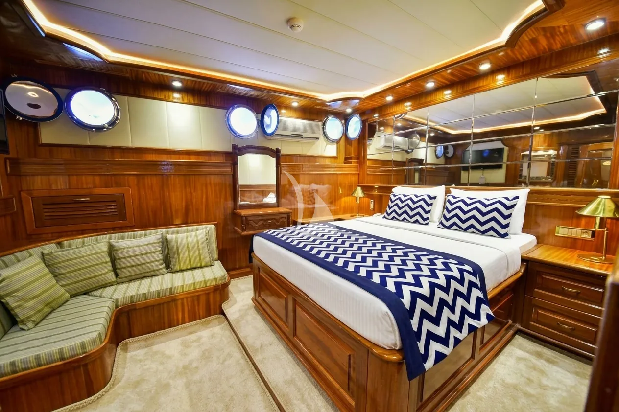 QUEEN ATLANTIS Charter Yacht