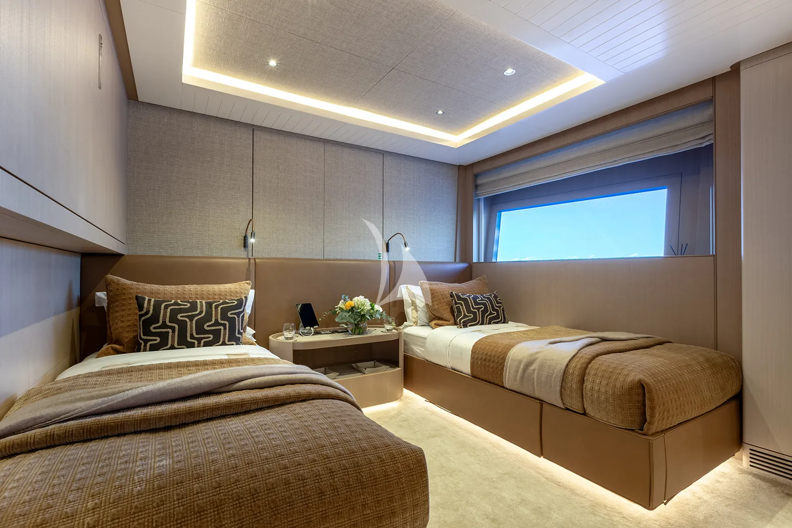PAPER MOON Charter Yacht