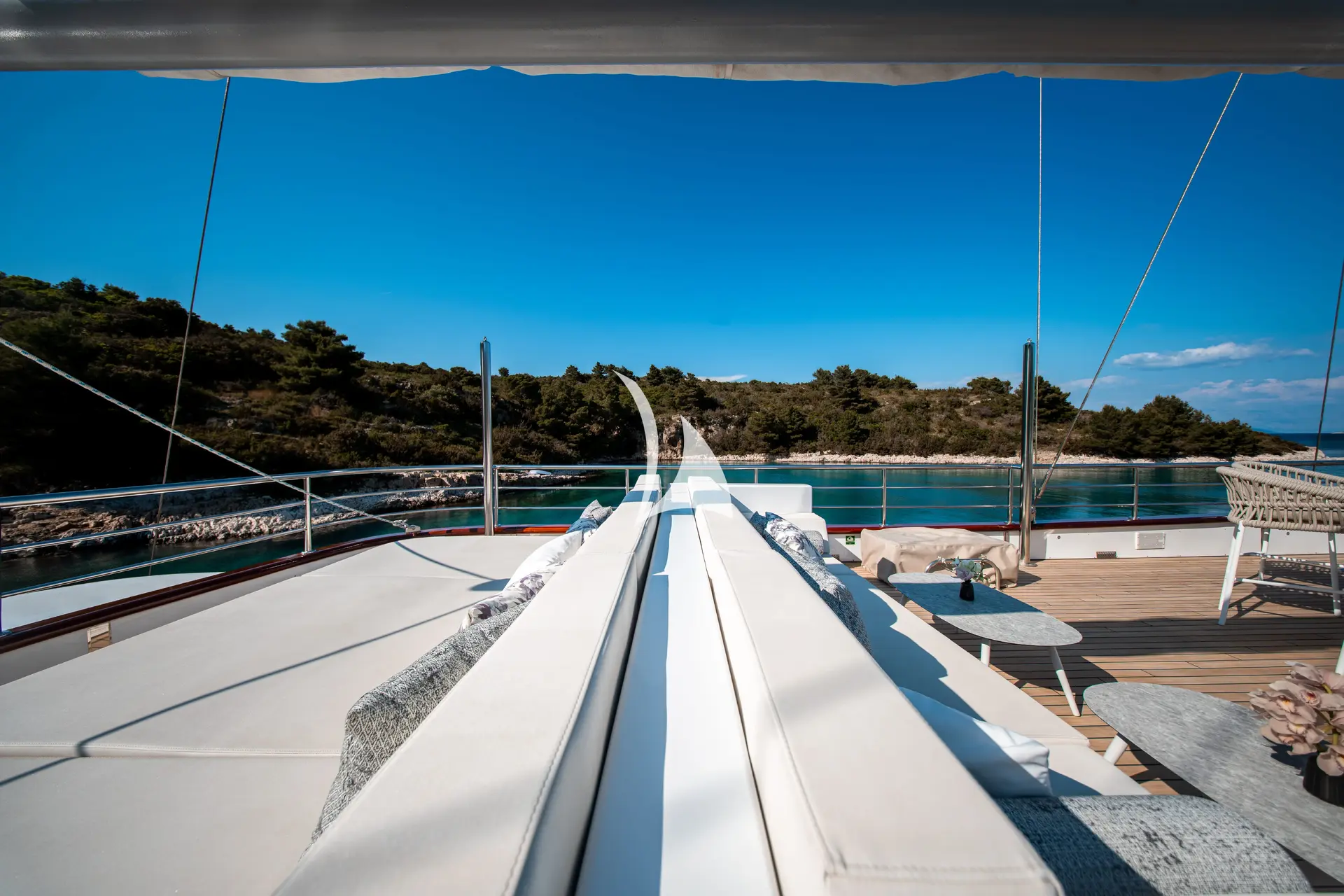 NOCTURNO Charter Yacht