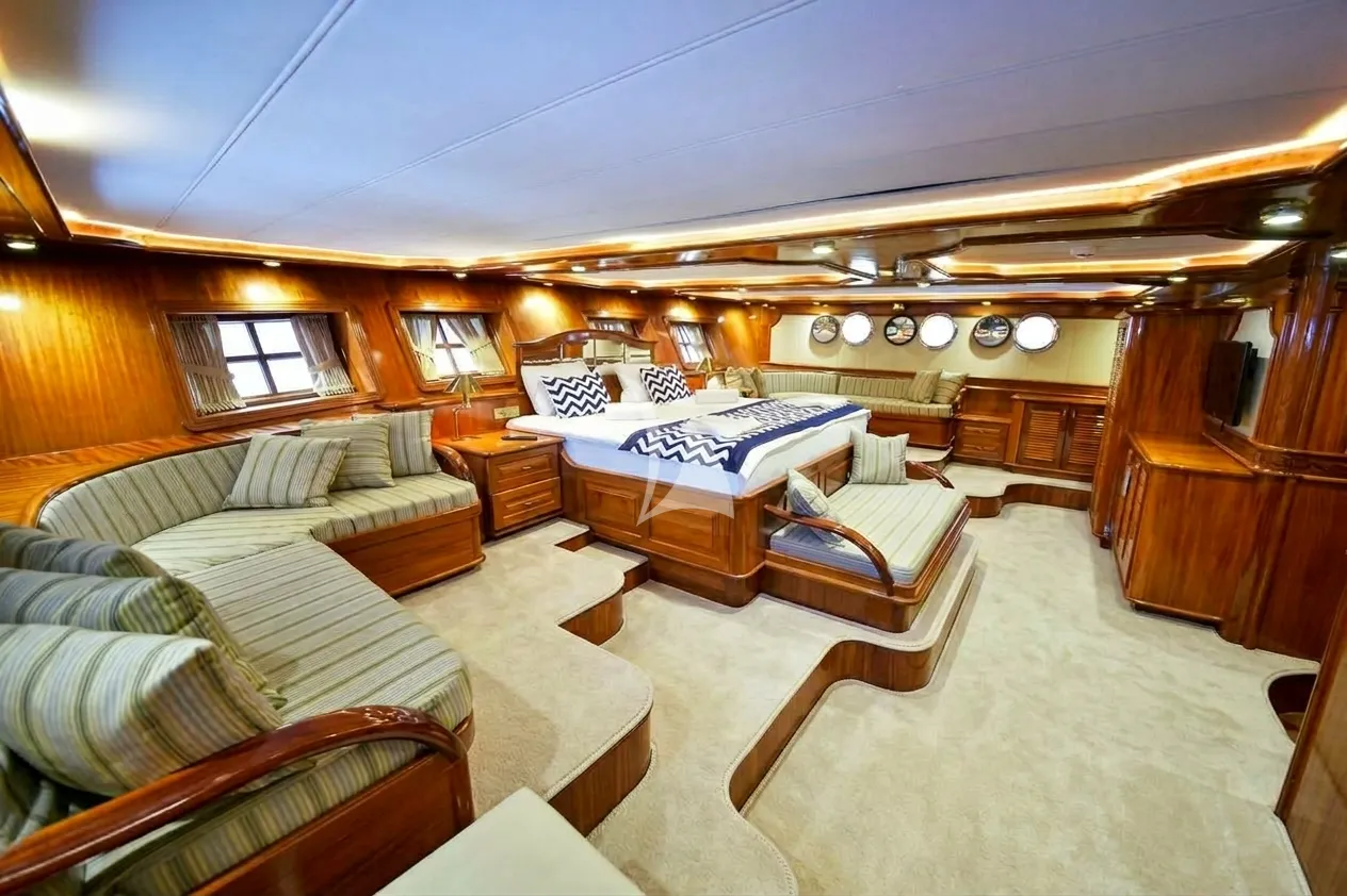 QUEEN ATLANTIS Charter Yacht