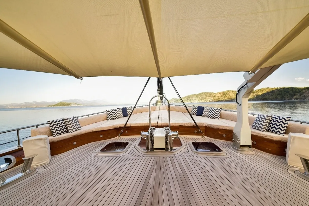 QUEEN ATLANTIS Charter Yacht