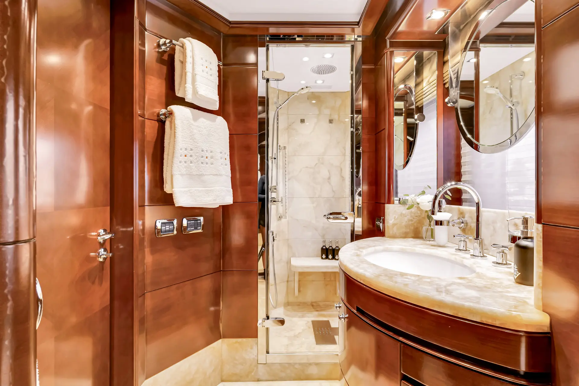 SEASCAPE V Charter Yacht