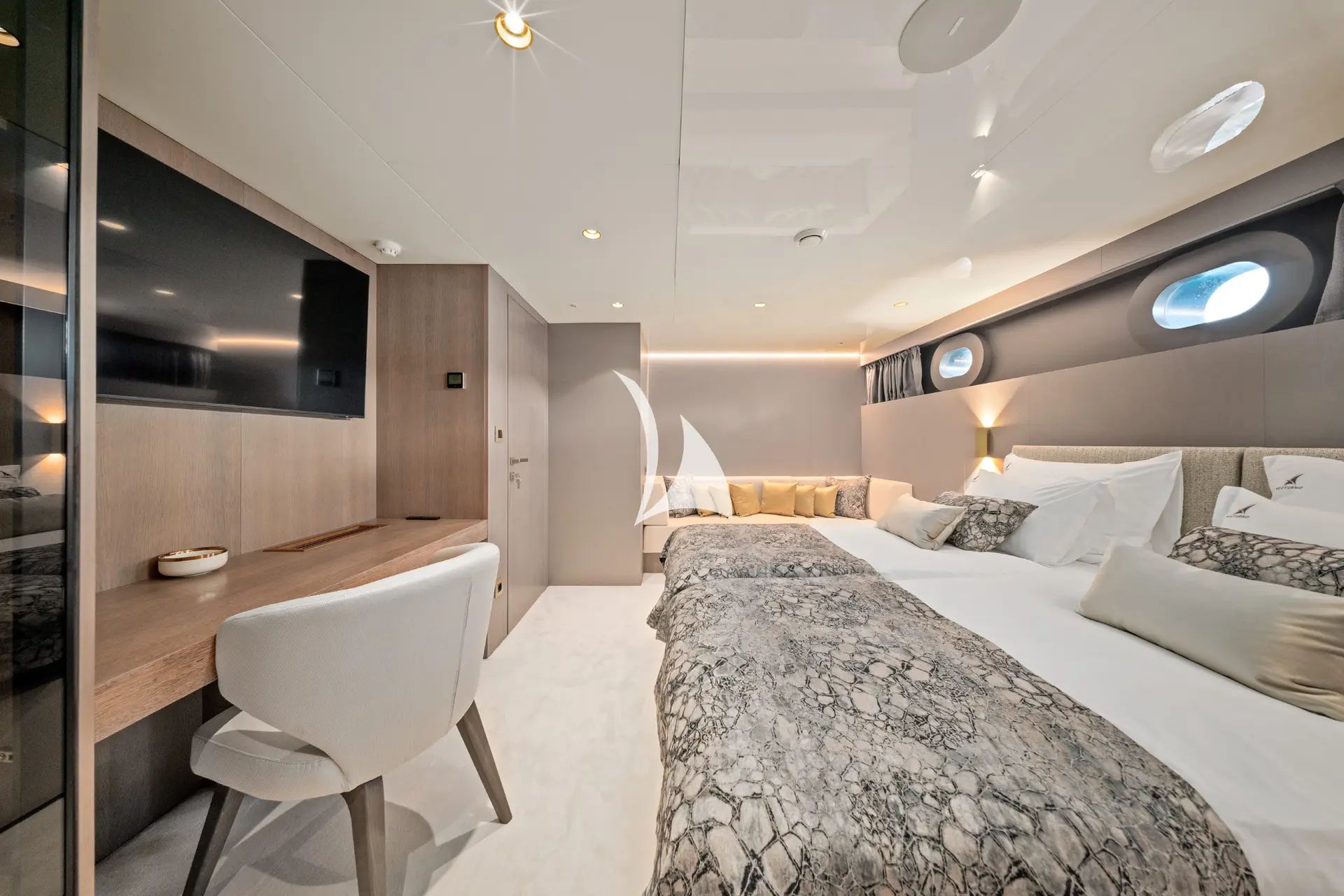 NOCTURNO Charter Yacht