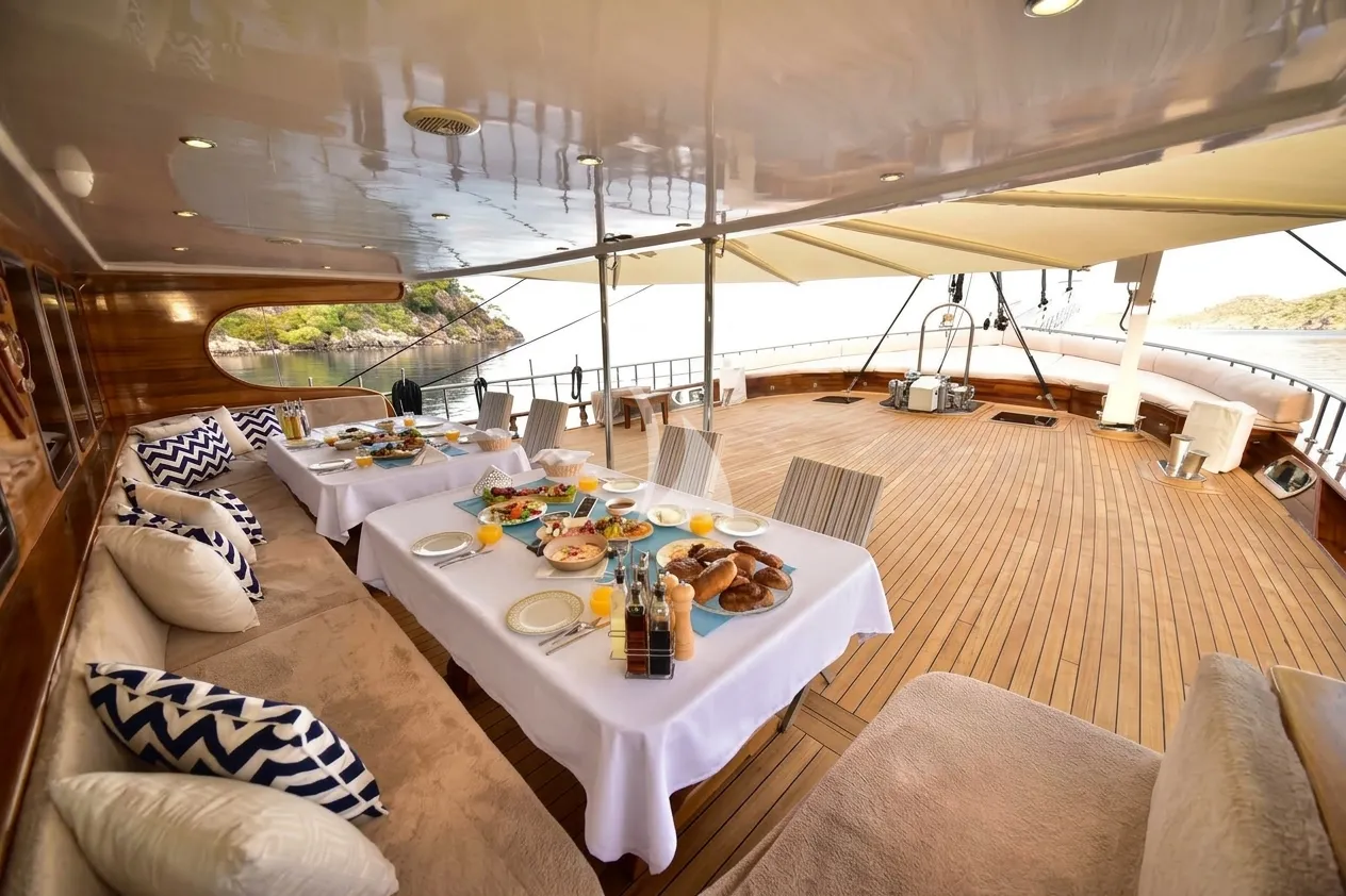 QUEEN ATLANTIS Charter Yacht