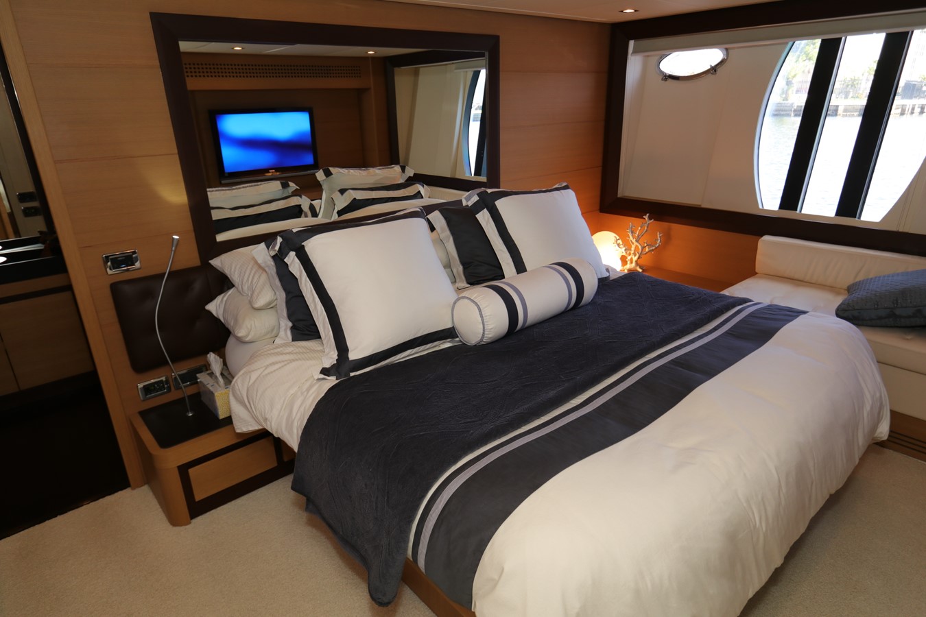 Pershing Motor Yacht VANTAGE For Sale