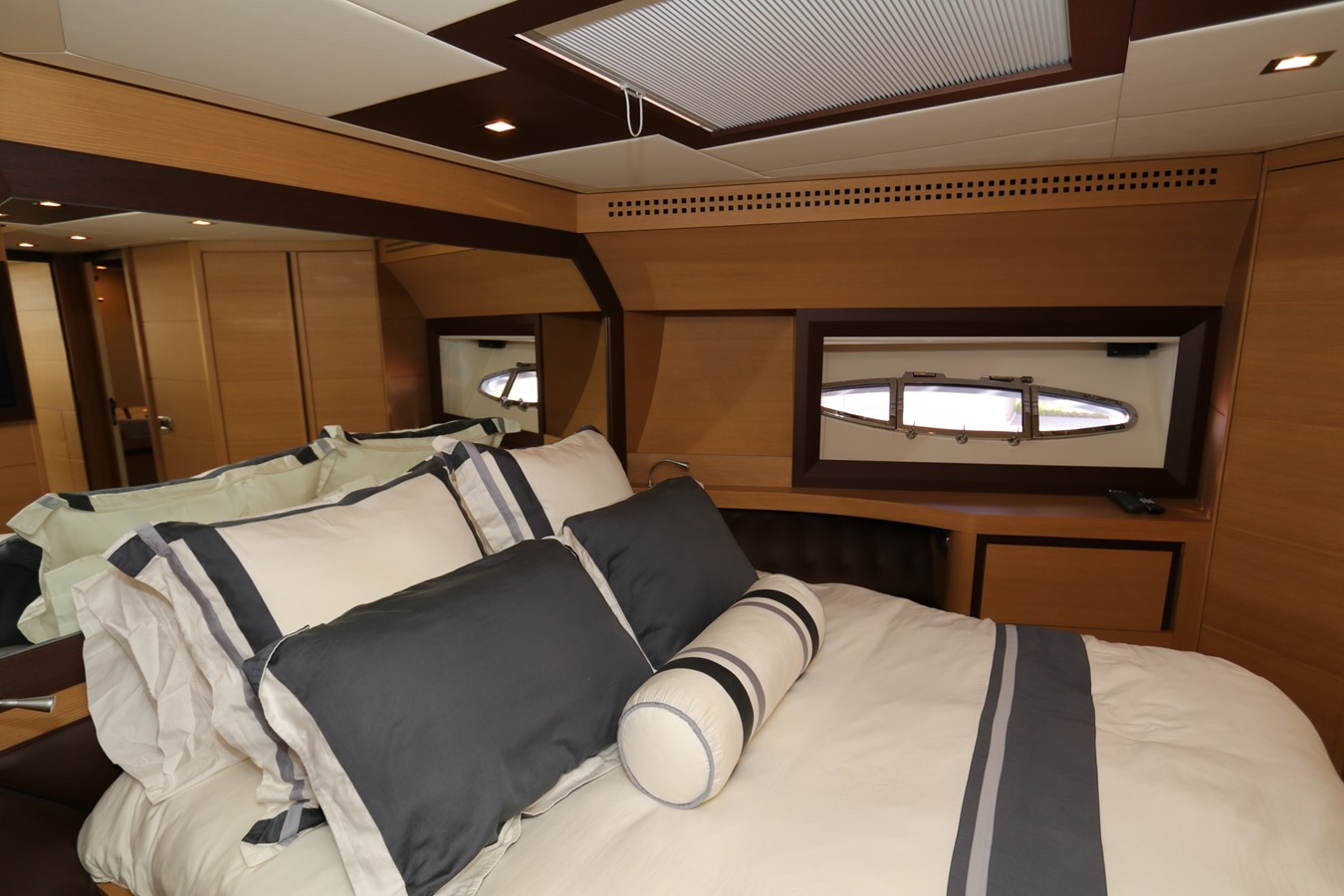 Pershing Motor Yacht VANTAGE For Sale