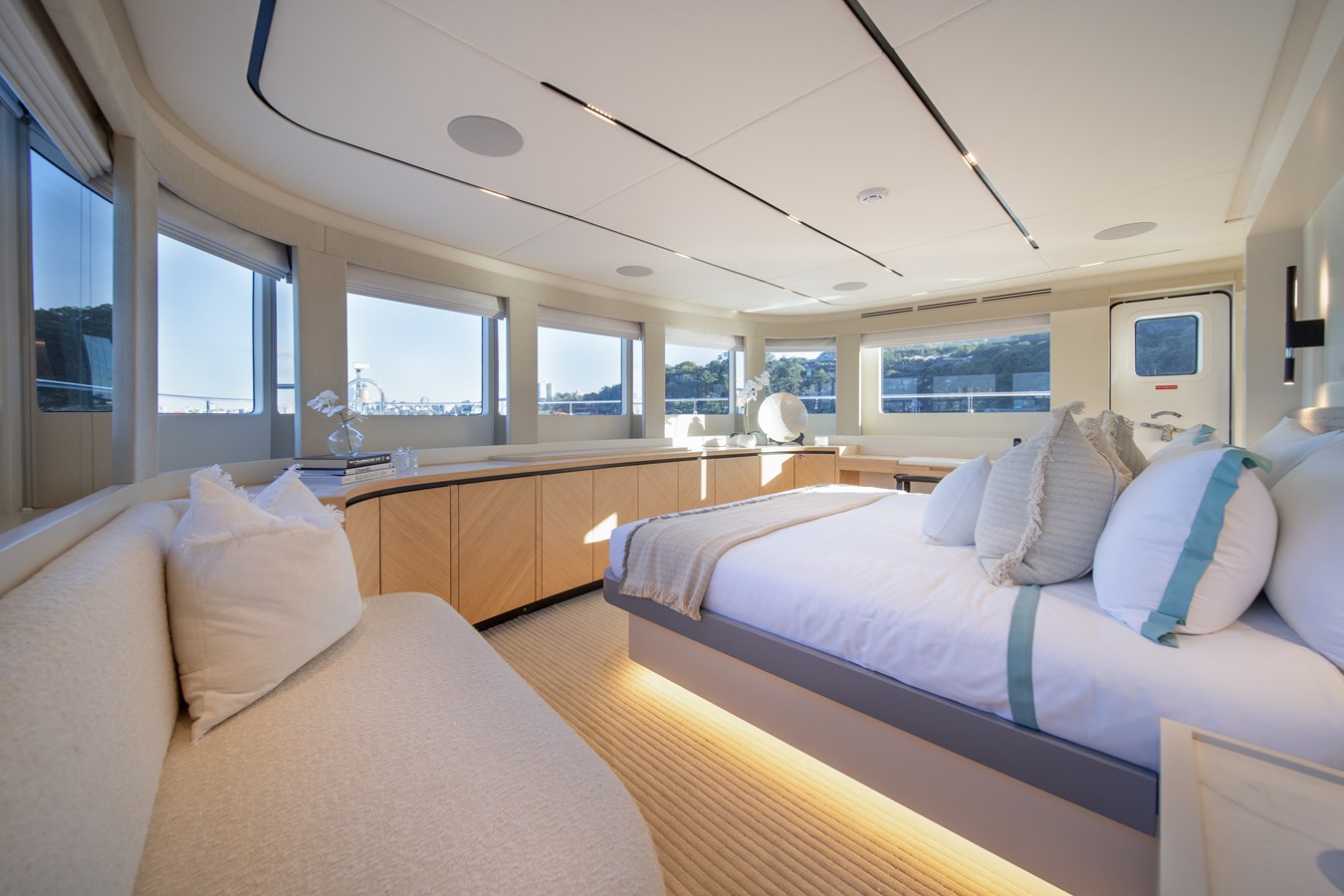 Majesty Motor Yacht BLUESTONE For Sale