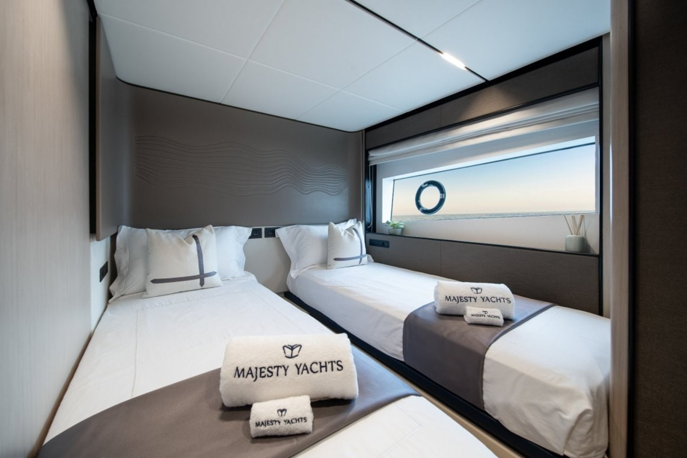 Majesty Motor Yacht TOPAZ For Sale