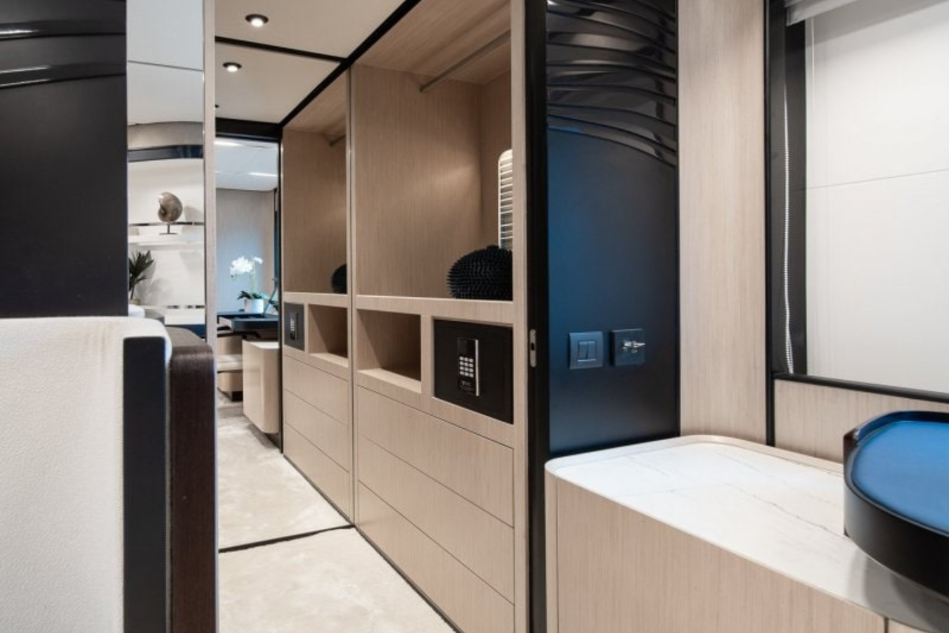 Majesty Motor Yacht TOPAZ For Sale