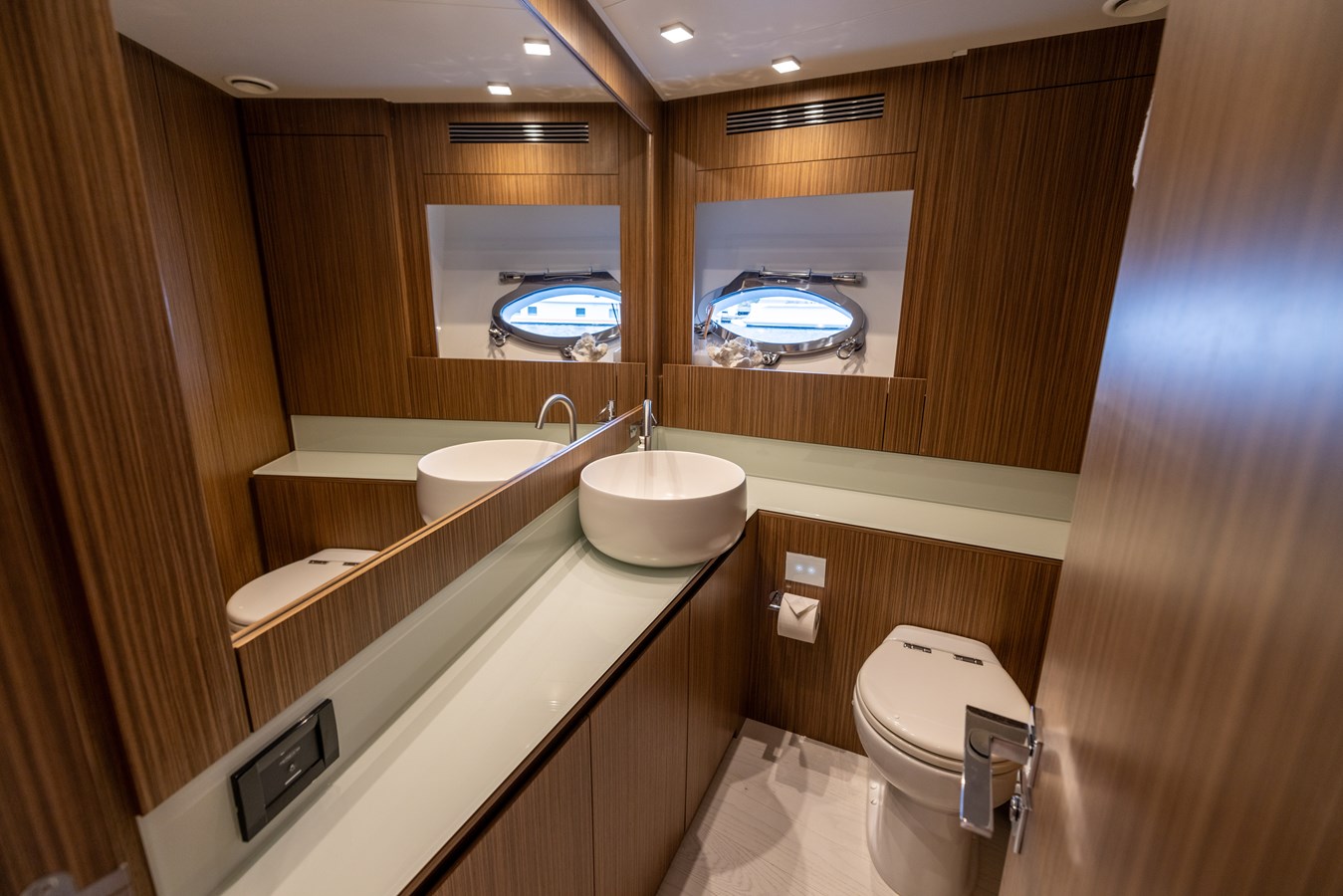 Pershing Cruising Yacht NAAV For Sale