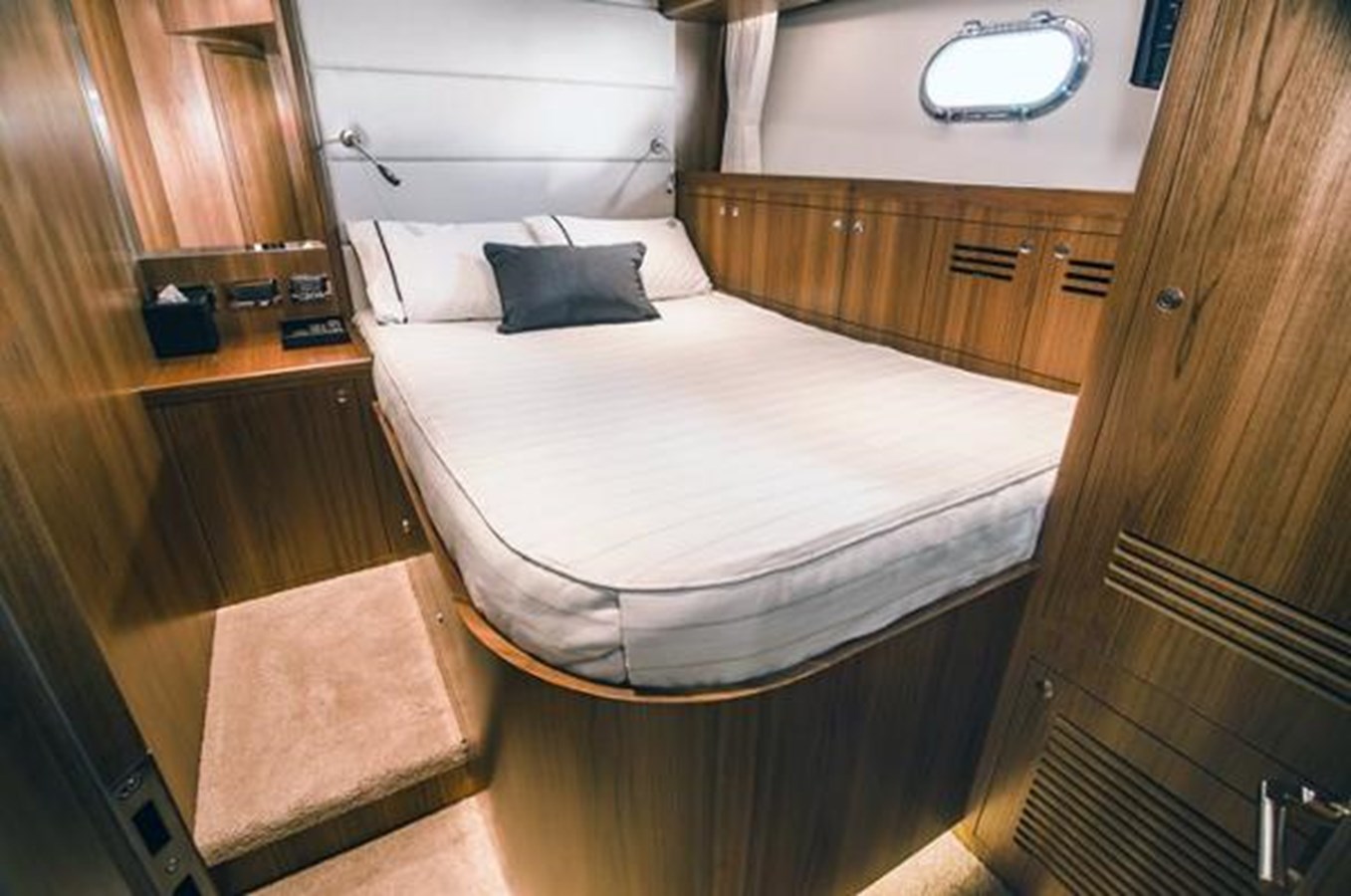 Johnson Motor Yacht JOHNSON 83' SKYLOUNGE W/HYDRAULIC PLATFORM     For Sale