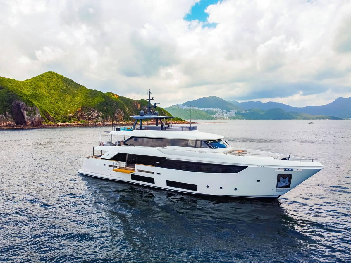 Ferretti Custom Line Cruising Yacht Custom Line Navetta 33 For Sale