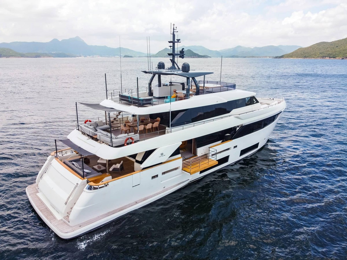 Ferretti Custom Line Cruising Yacht Custom Line Navetta 33 For Sale