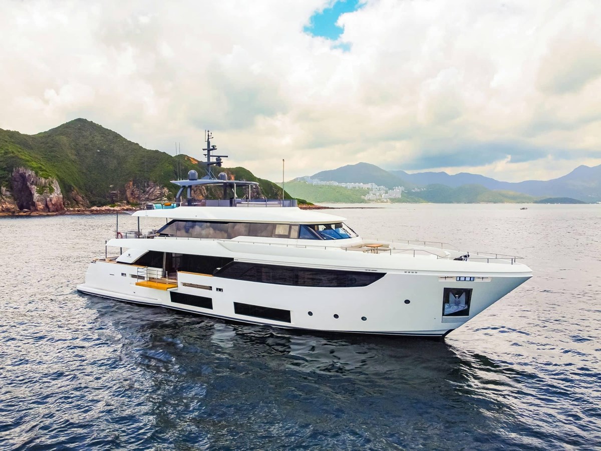 Ferretti Custom Line Cruising Yacht Custom Line Navetta 33 For Sale