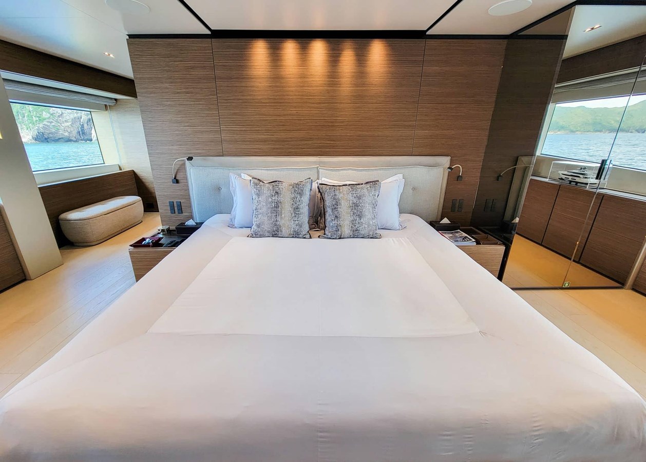 Ferretti Custom Line Cruising Yacht Custom Line Navetta 33 For Sale