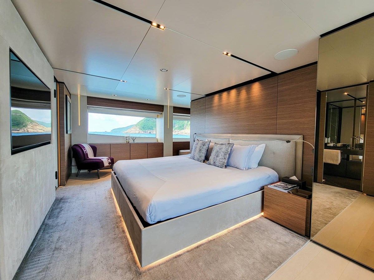 Ferretti Custom Line Cruising Yacht Custom Line Navetta 33 For Sale