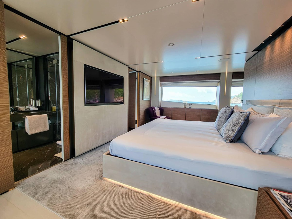 Ferretti Custom Line Cruising Yacht Custom Line Navetta 33 For Sale