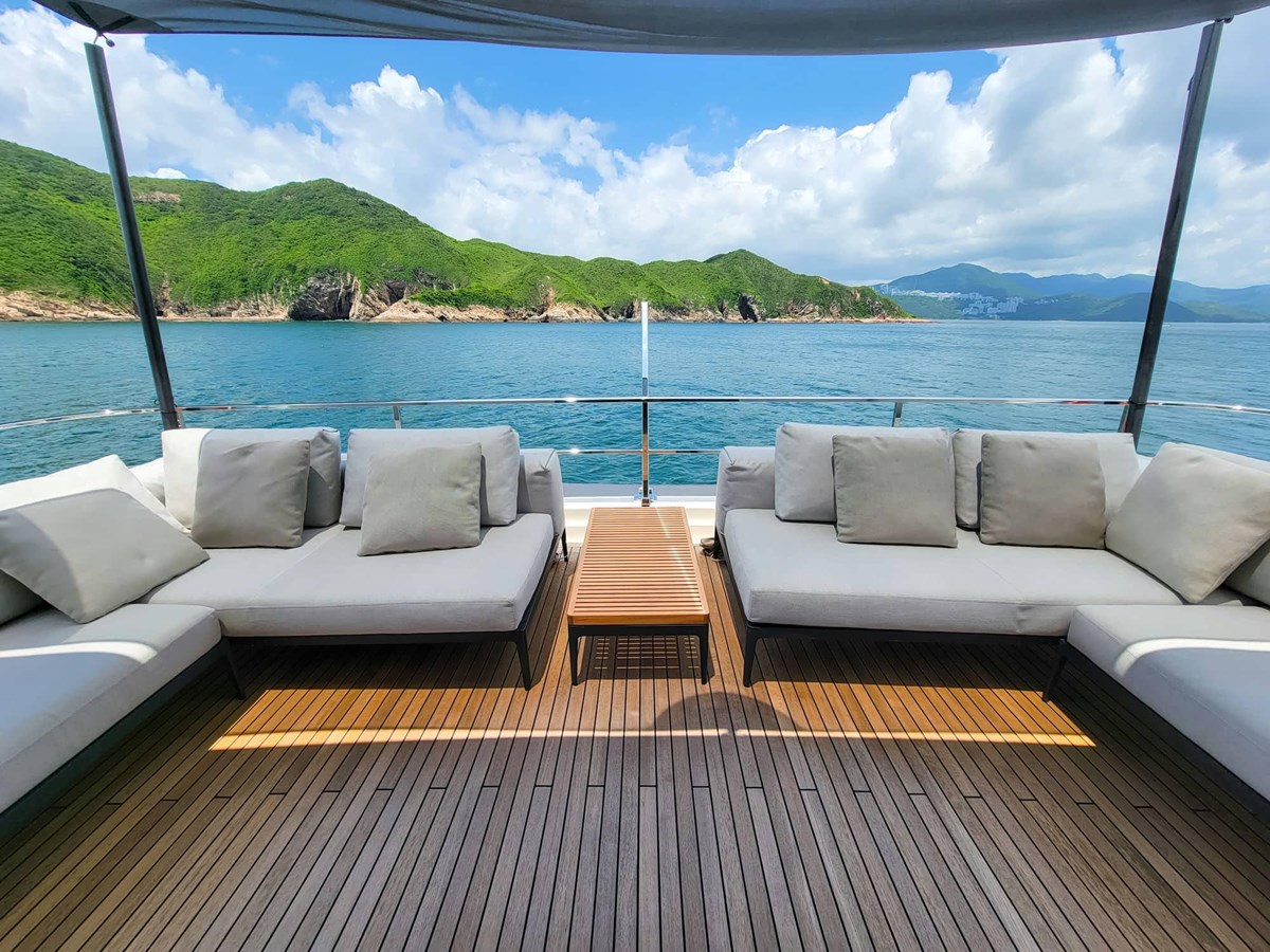 Ferretti Custom Line Cruising Yacht Custom Line Navetta 33 For Sale