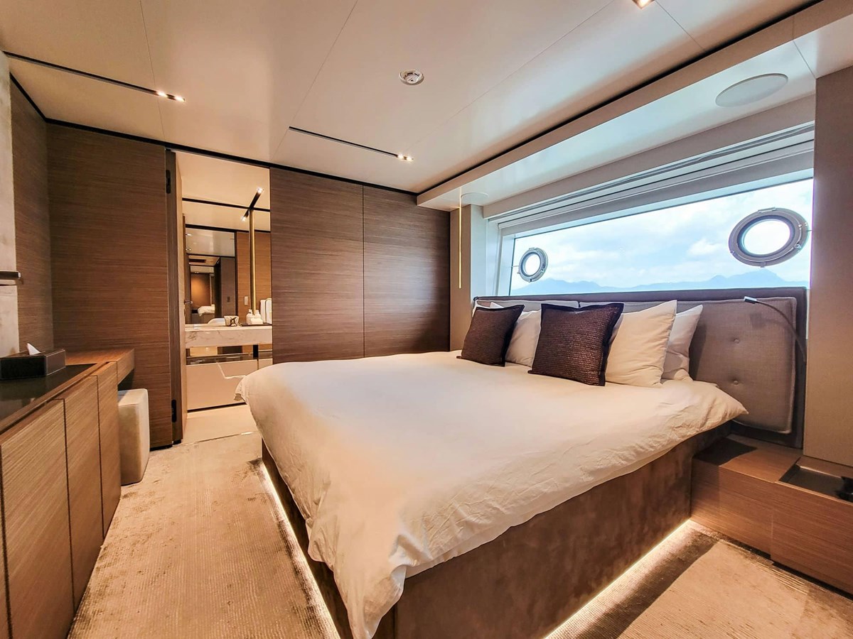 Ferretti Custom Line Cruising Yacht Custom Line Navetta 33 For Sale