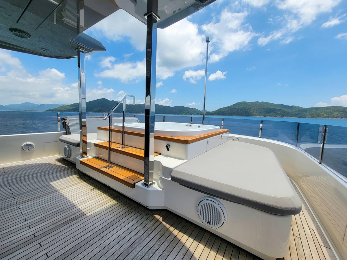 Ferretti Custom Line Cruising Yacht Custom Line Navetta 33 For Sale