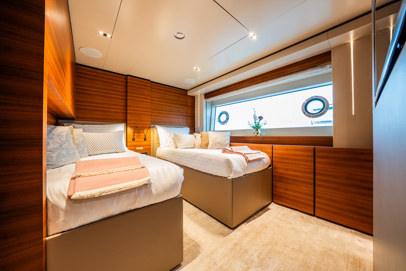 Custom Line Motor Yacht SK For Sale