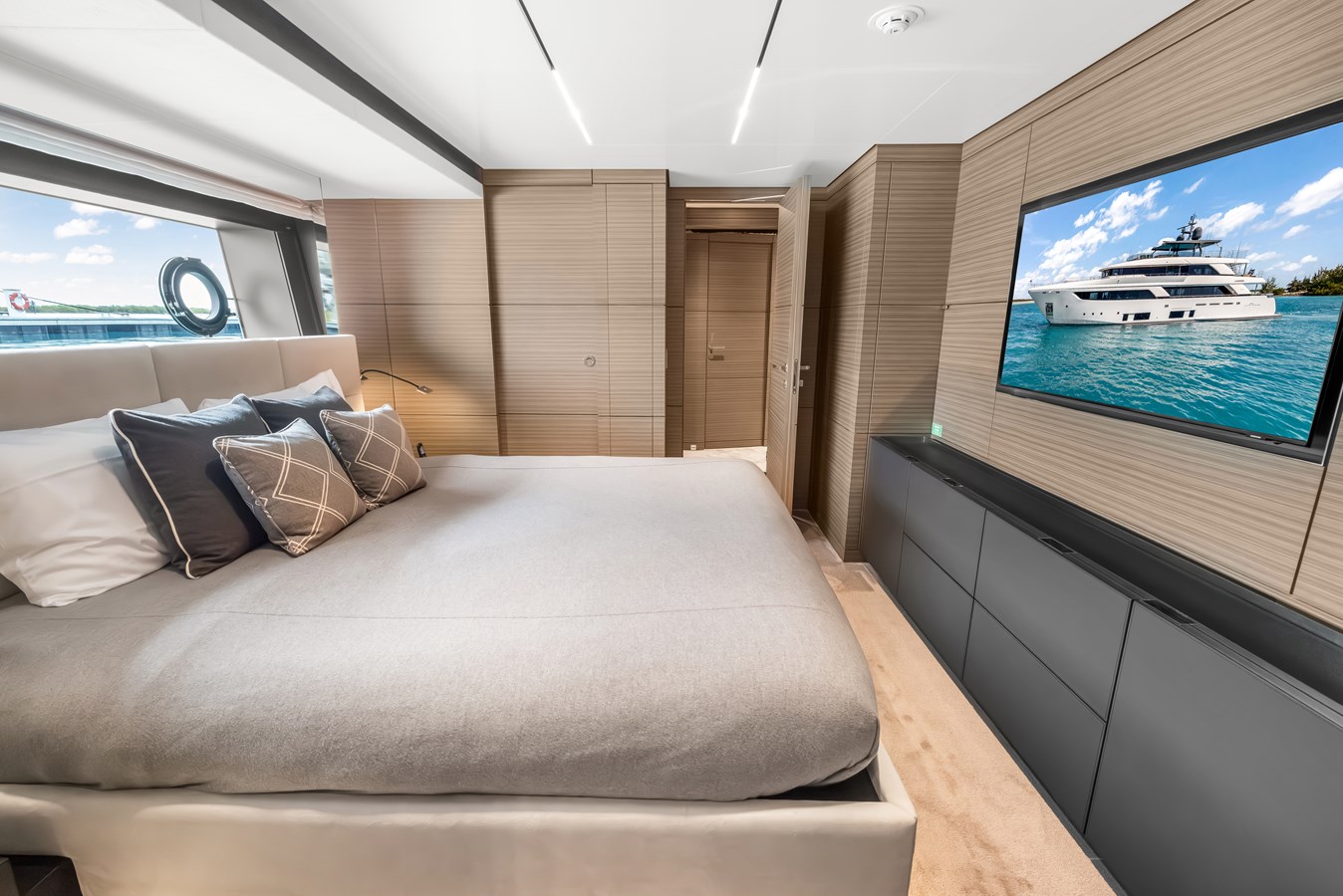 Custom Line Motor Yacht NAVETTA 42 For Sale