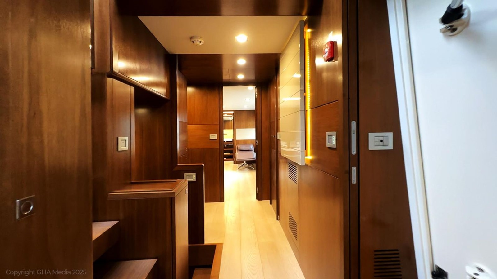 Custom Line Motor Yacht OXYGEN For Sale