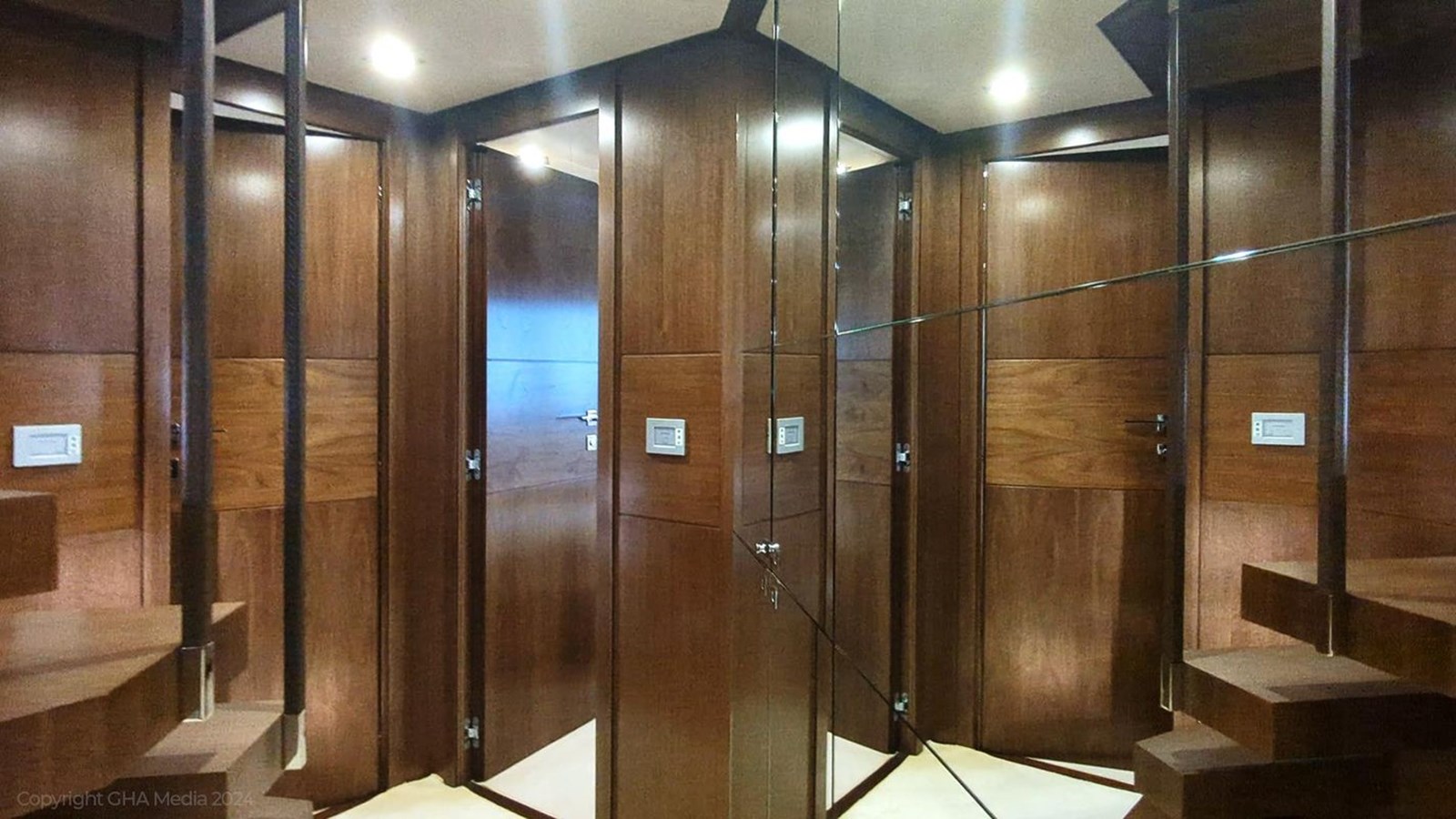 Custom Line Motor Yacht OXYGEN For Sale
