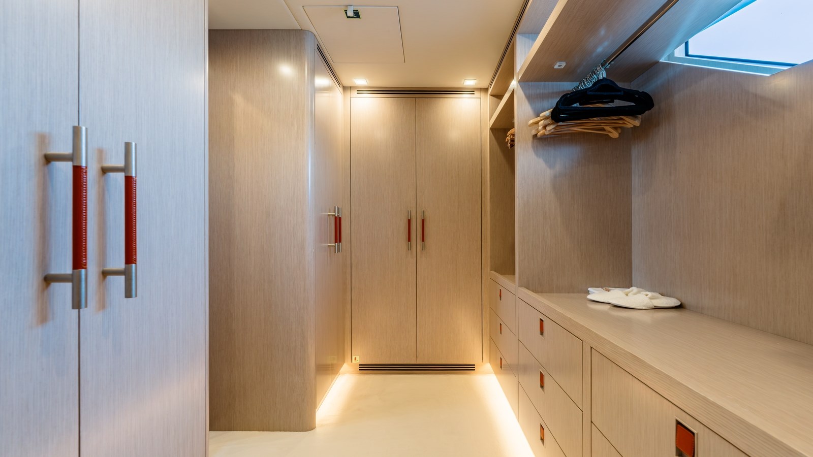 Bering Yachts Motor Yacht HEEUS For Sale