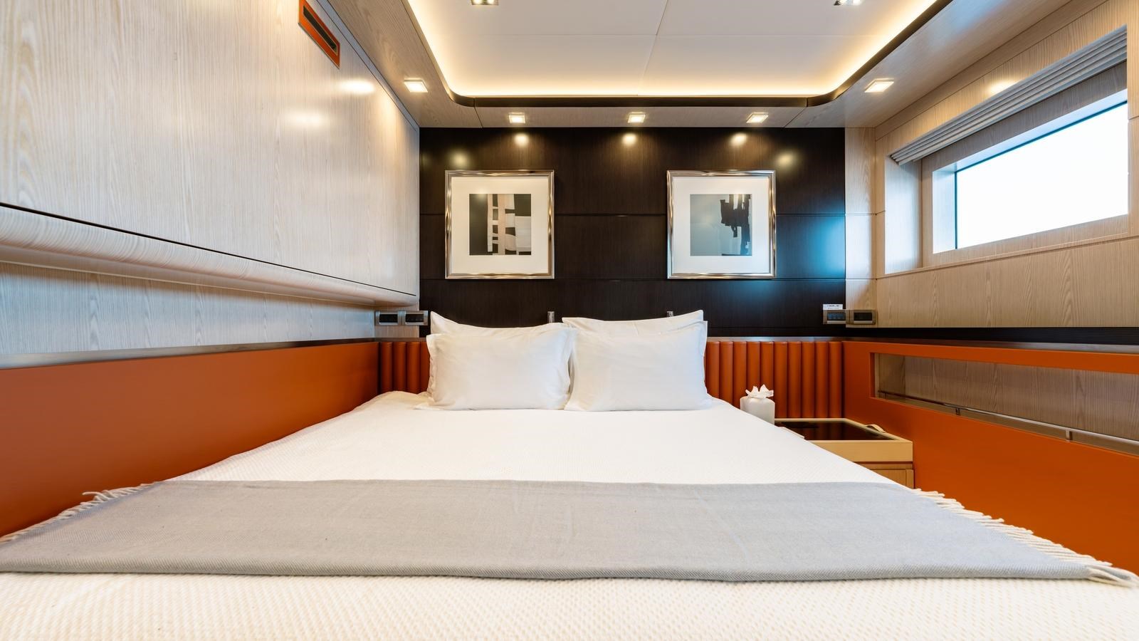 Bering Yachts Motor Yacht HEEUS For Sale