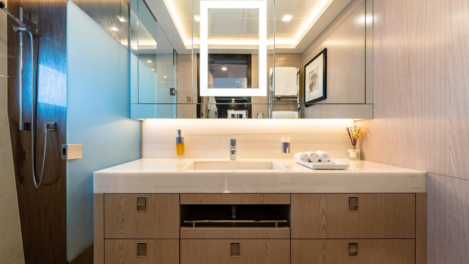 Bering Yachts Motor Yacht HEEUS For Sale