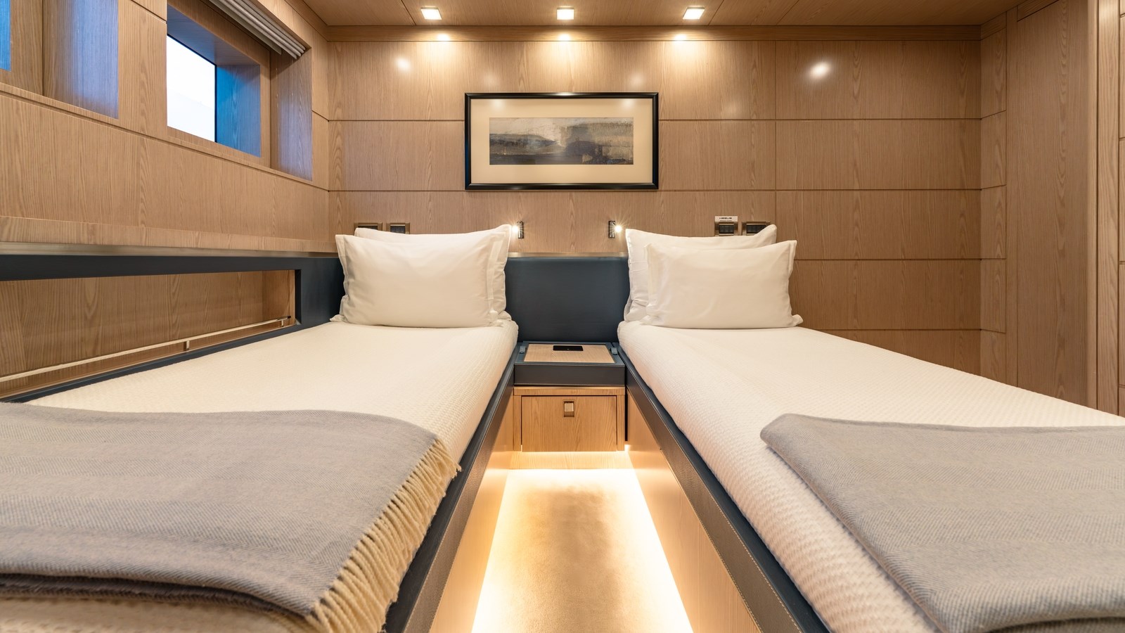 Bering Yachts Motor Yacht HEEUS For Sale