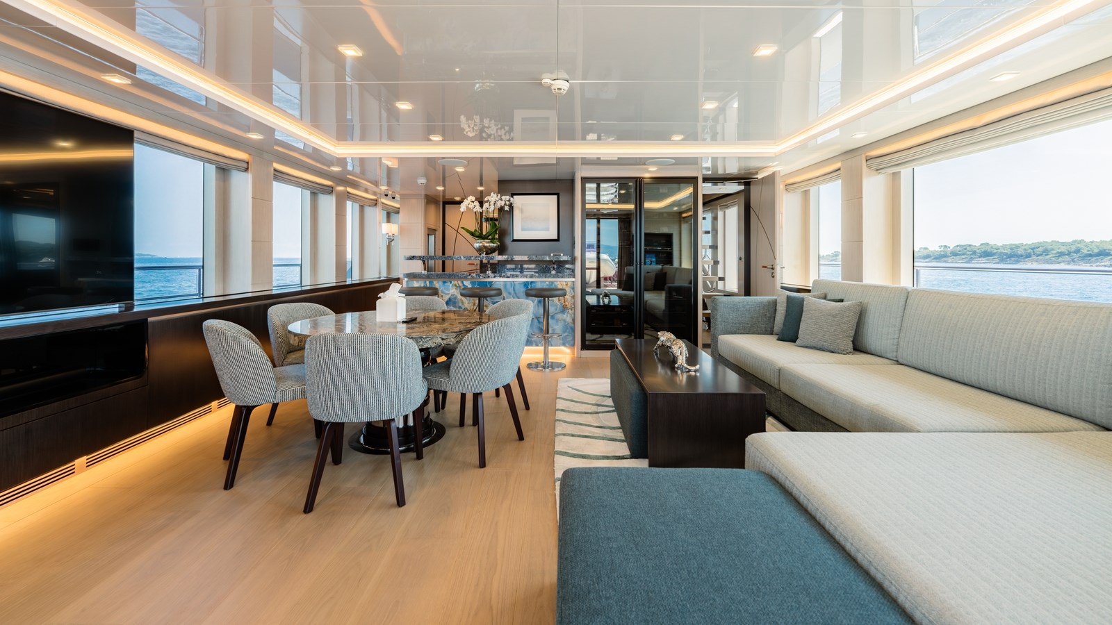 Bering Yachts Motor Yacht HEEUS For Sale