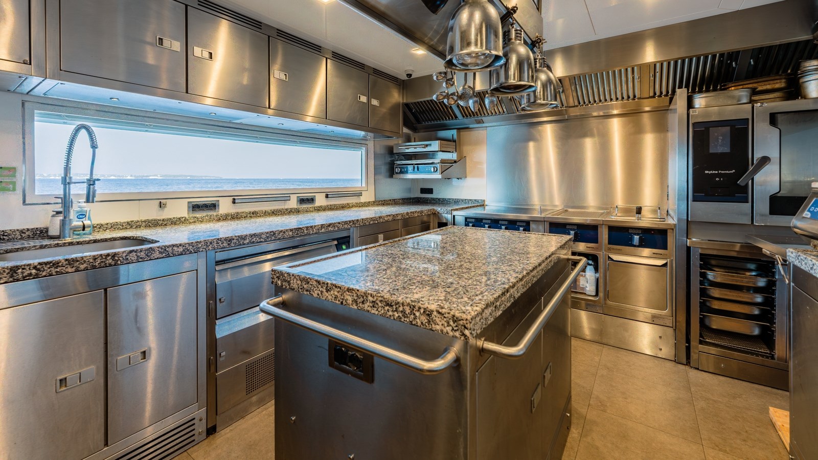 Bering Yachts Motor Yacht HEEUS For Sale