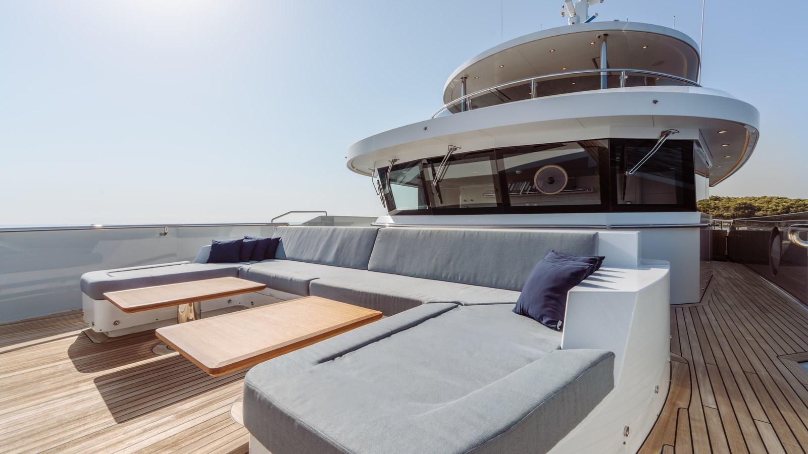 Bering Yachts Motor Yacht HEEUS For Sale