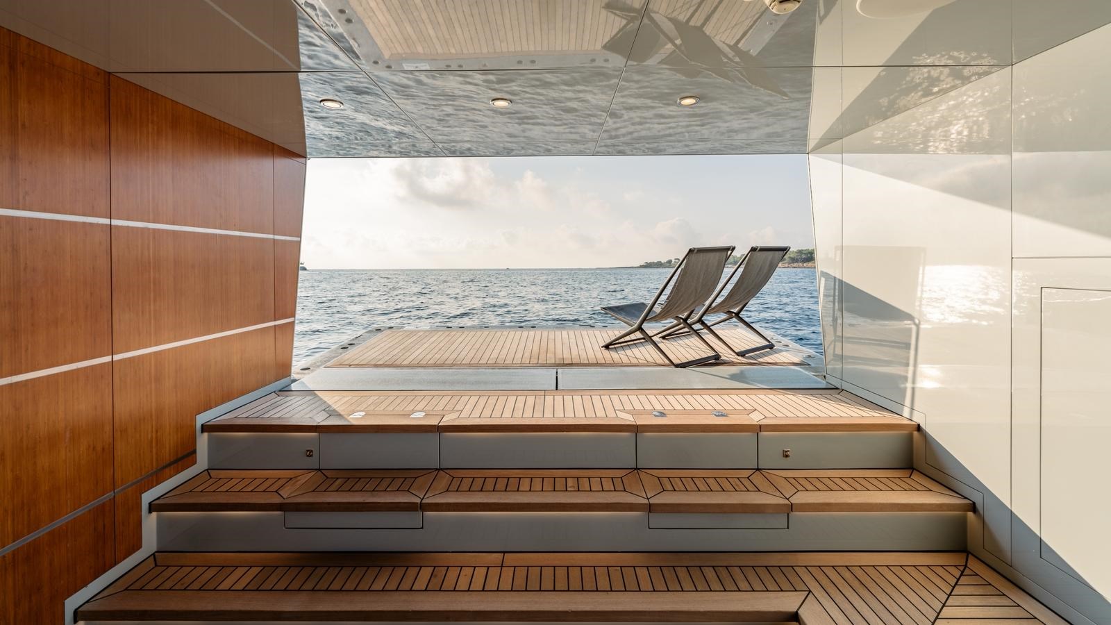 Bering Yachts Motor Yacht HEEUS For Sale