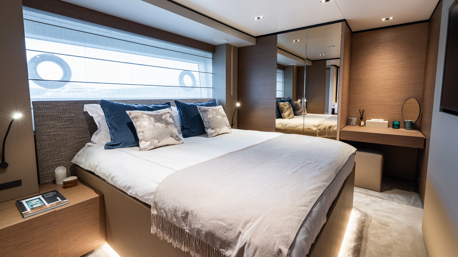 Custom Line Motor Yacht QUEEN J III For Sale