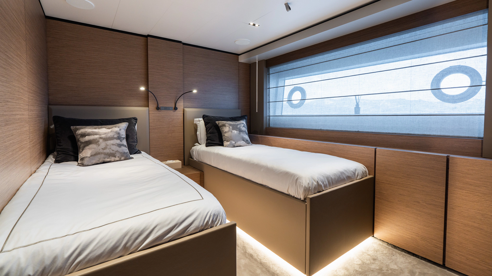 Custom Line Motor Yacht QUEEN J III For Sale