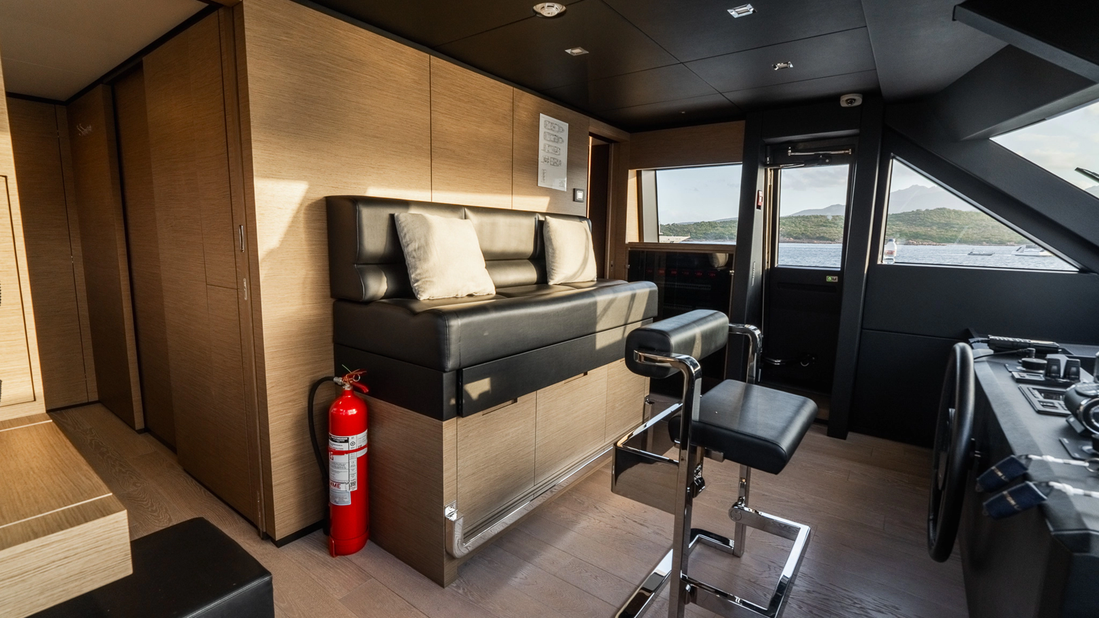 Custom Line Motor Yacht QUEEN J III For Sale
