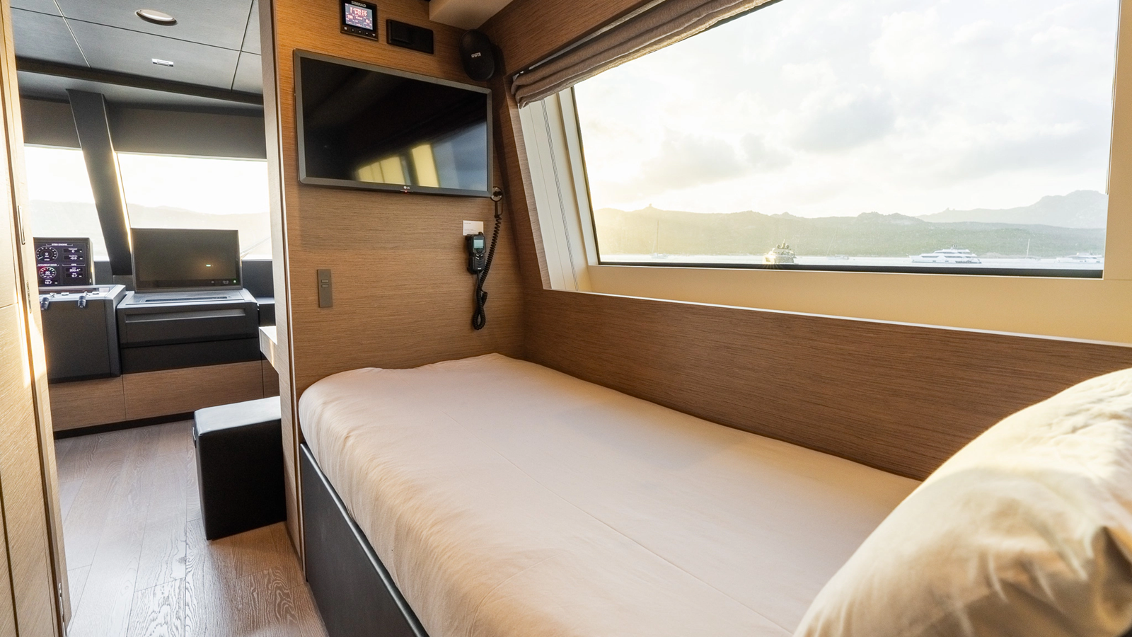 Custom Line Motor Yacht QUEEN J III For Sale