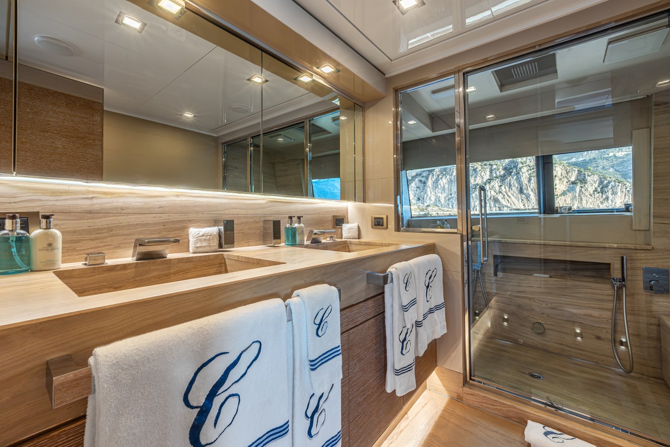 Custom Line Motor Boat CENTURION For Sale