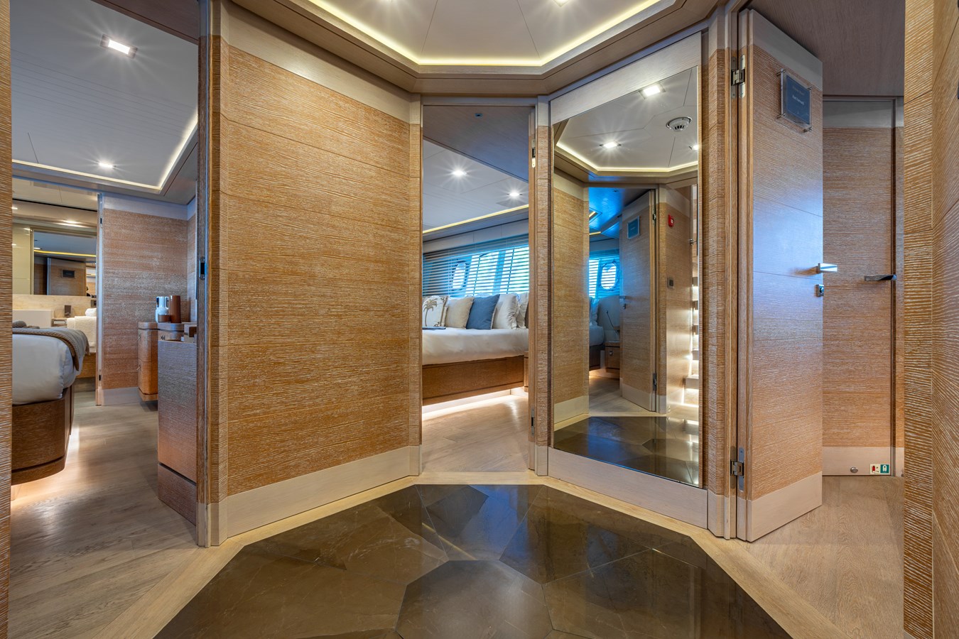 Custom Line Motor Boat CENTURION For Sale