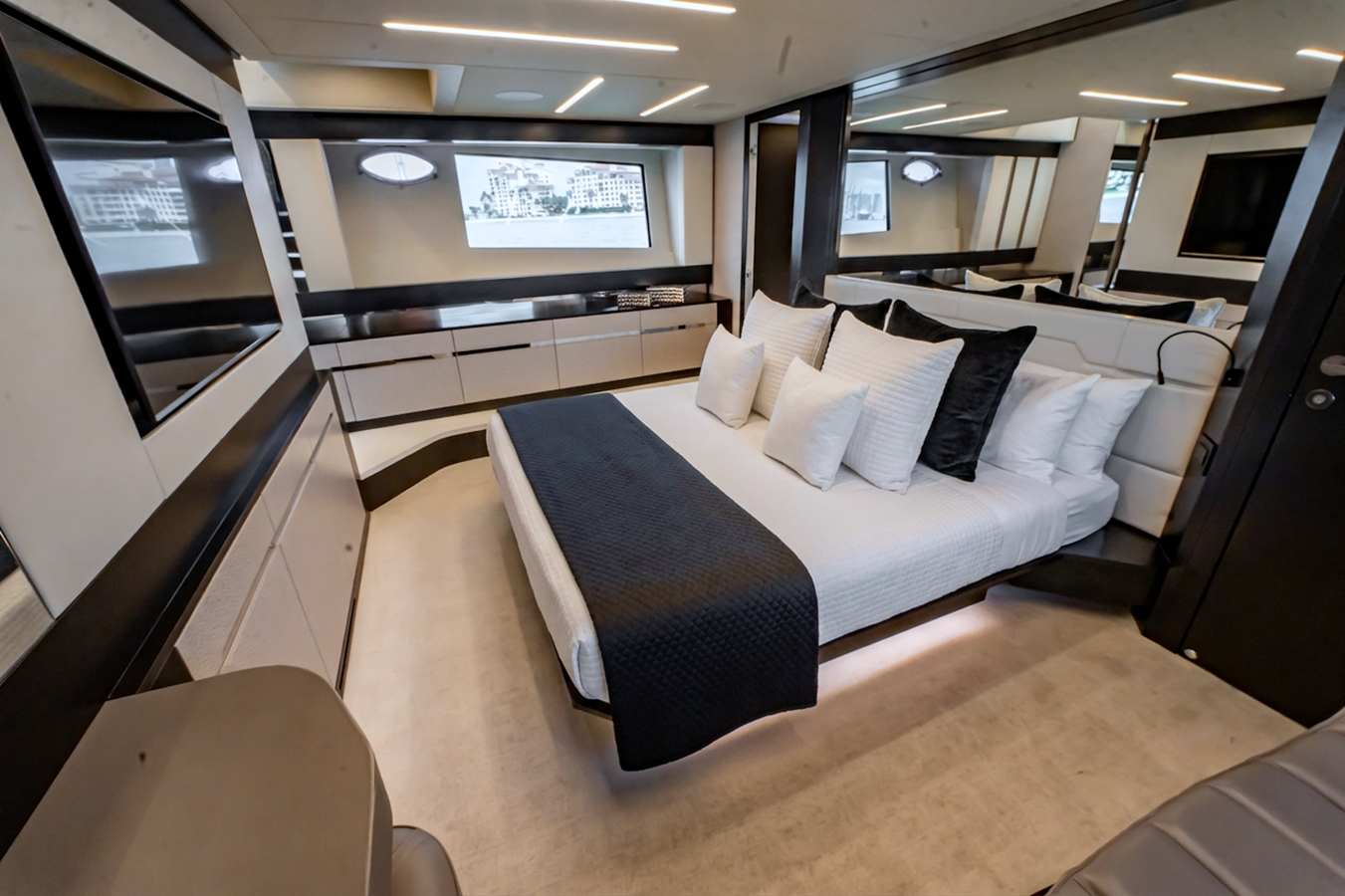 Pershing Motor Yacht ON THE MOVE For Sale