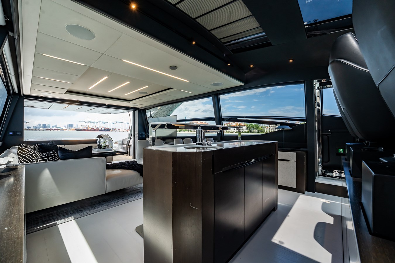 Pershing Motor Yacht ON THE MOVE For Sale