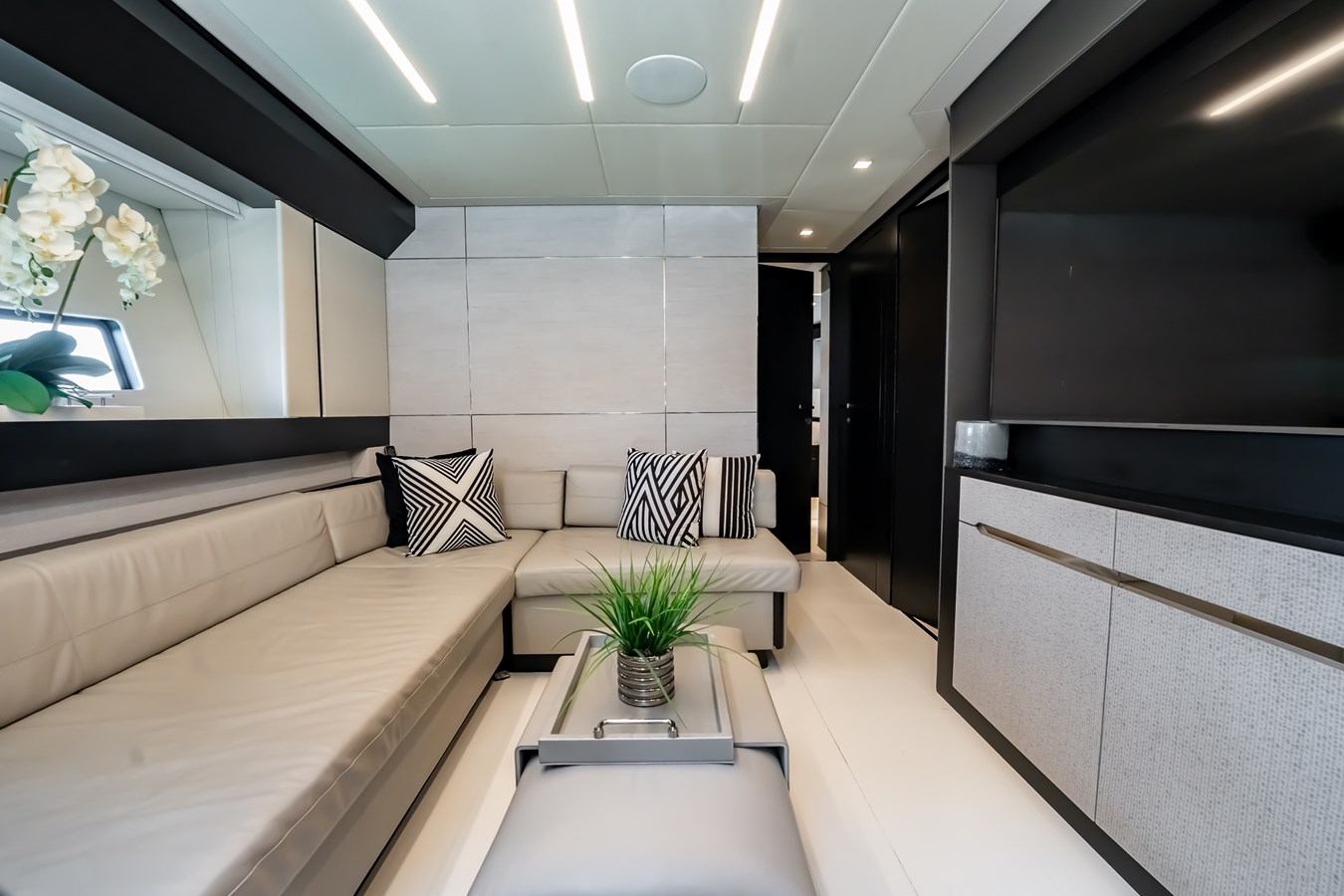 Pershing Motor Yacht ON THE MOVE For Sale