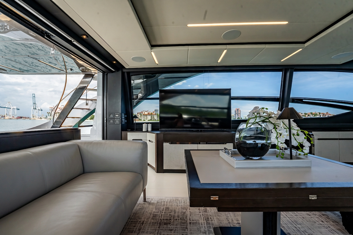 Pershing Motor Yacht ON THE MOVE For Sale