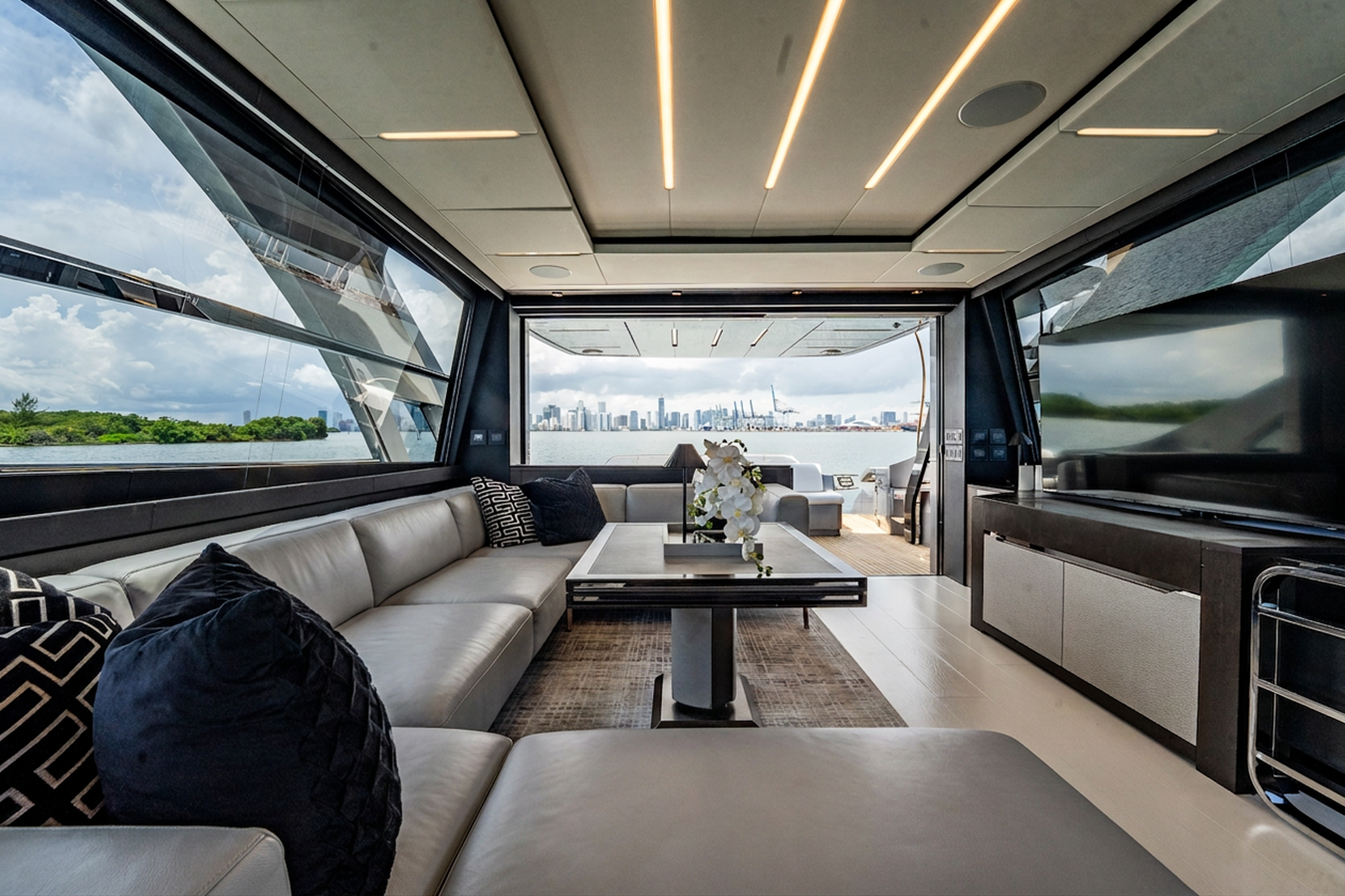 Pershing Motor Yacht ON THE MOVE For Sale