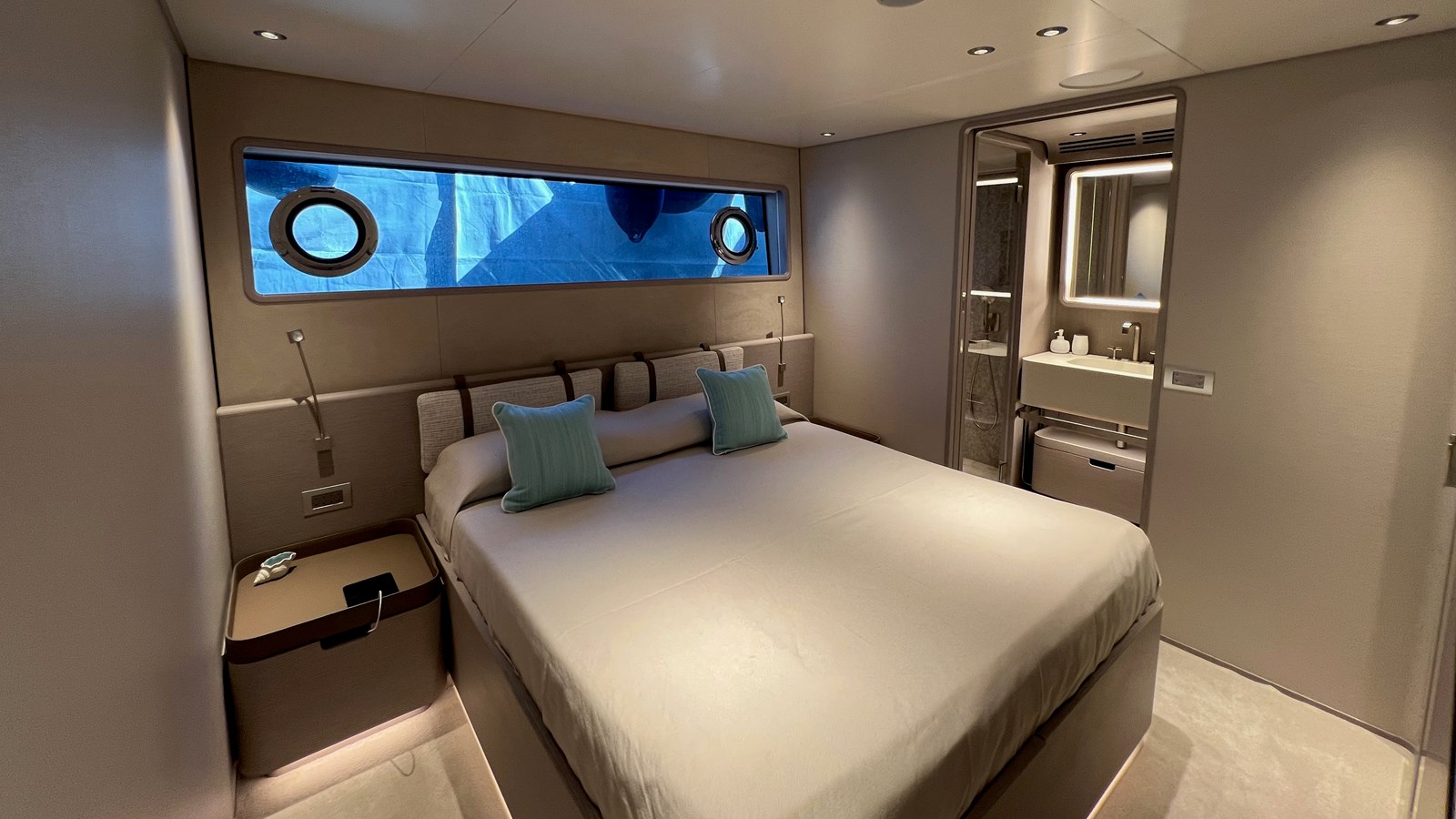 Custom Line Motor Yacht SOLE For Sale